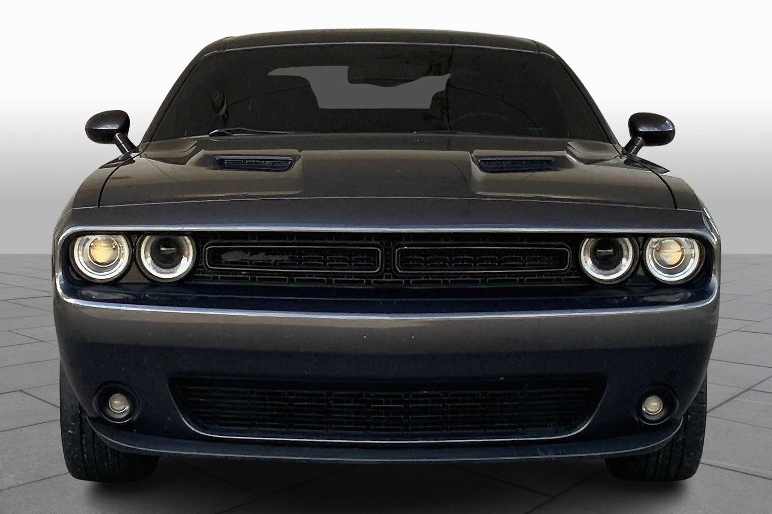 2022 Dodge Challenger SXT photo 2