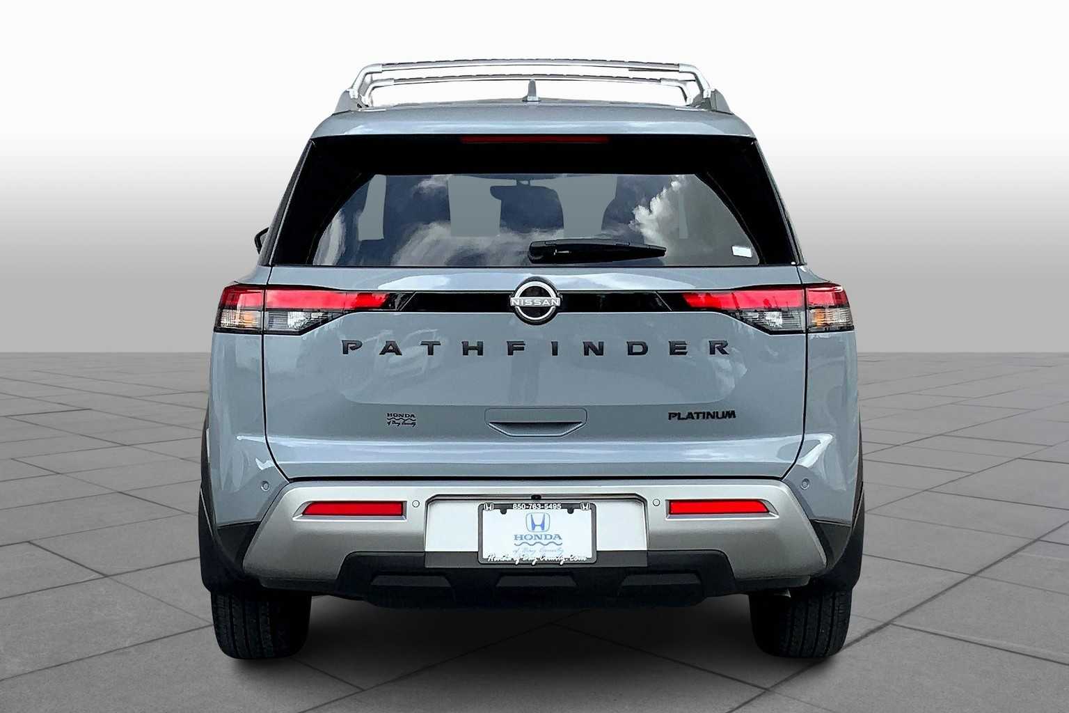 2023 Nissan Pathfinder Platinum photo 3