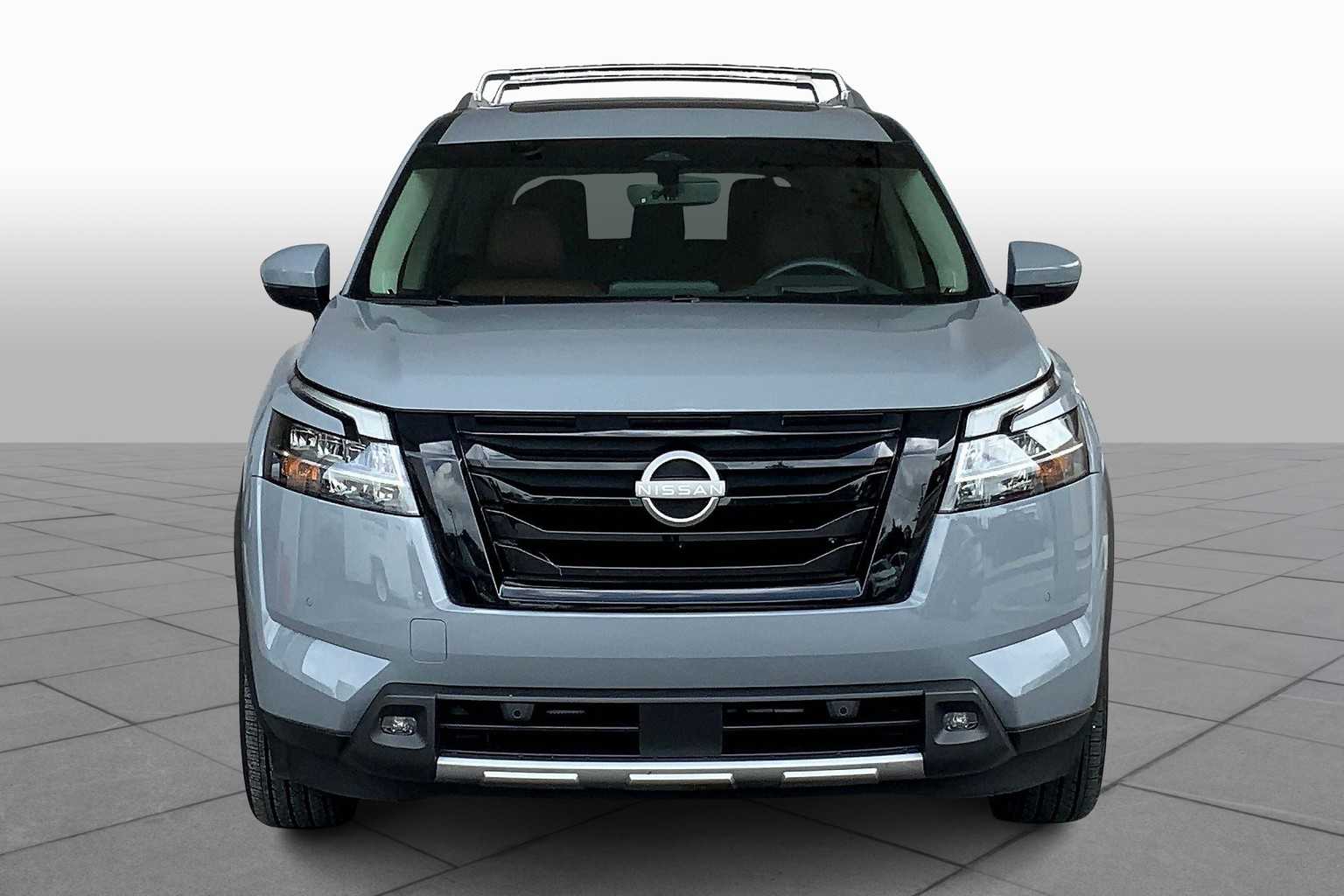 2023 Nissan Pathfinder Platinum photo 2