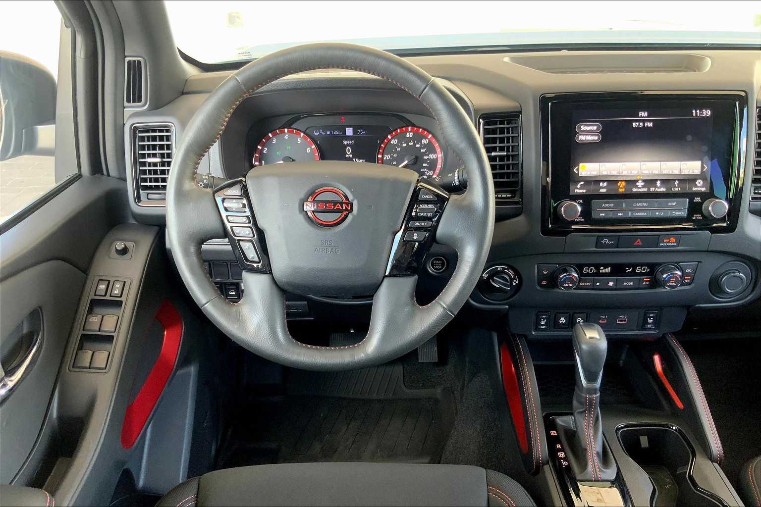 2024 Nissan Frontier PRO-4X Crew Cab photo 3