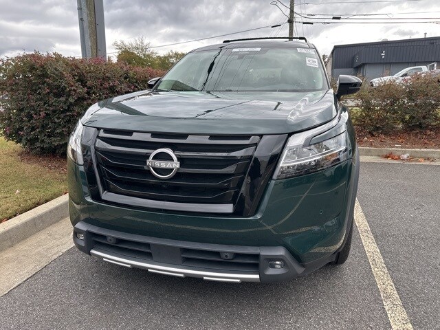 2022 Nissan Pathfinder SL photo 2