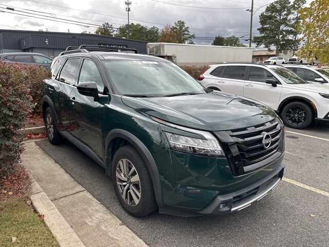 2022 Nissan Pathfinder SL photo 3