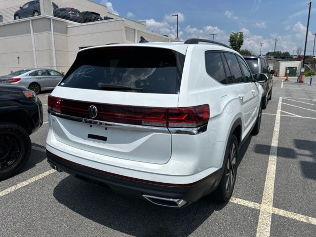 Used 2024 Volkswagen Atlas 2.0T SE w/Technology SUV