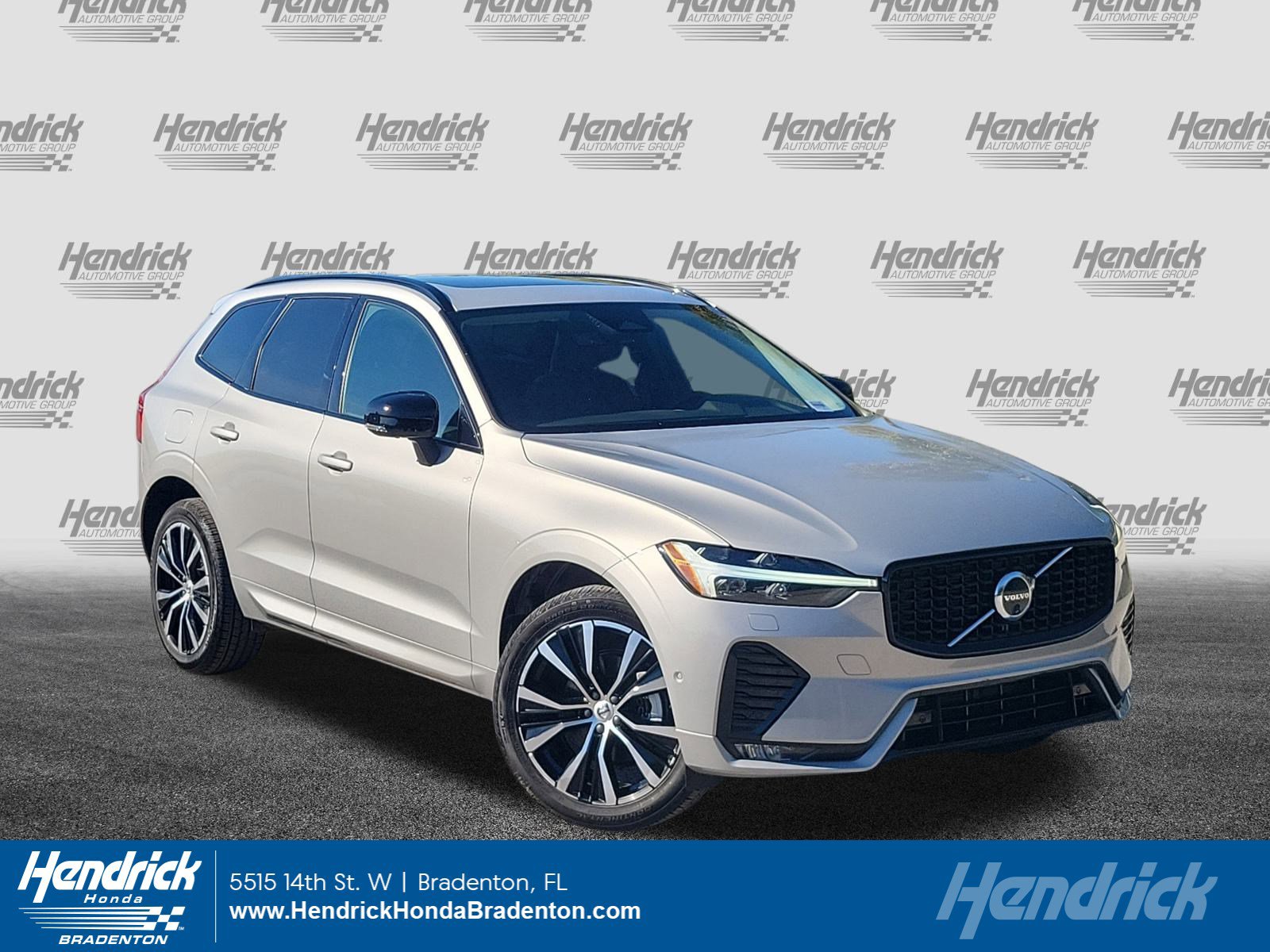 2025 Volvo XC60 Plus's photo