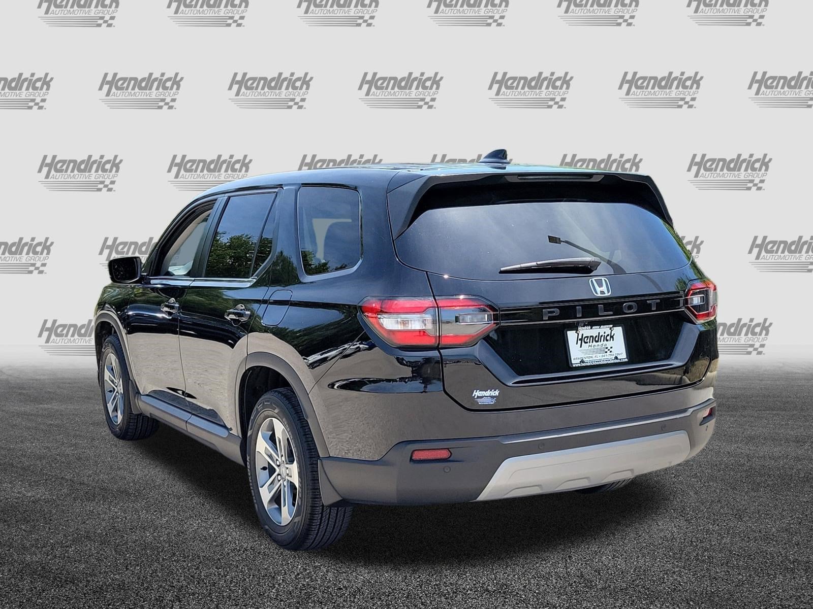 2024 Honda Pilot EX-L 7 Passenger photo 3