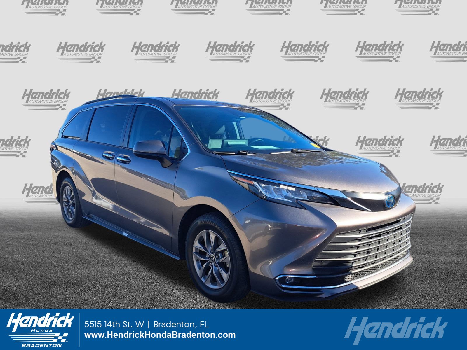 2022 Toyota Sienna XLE's photo