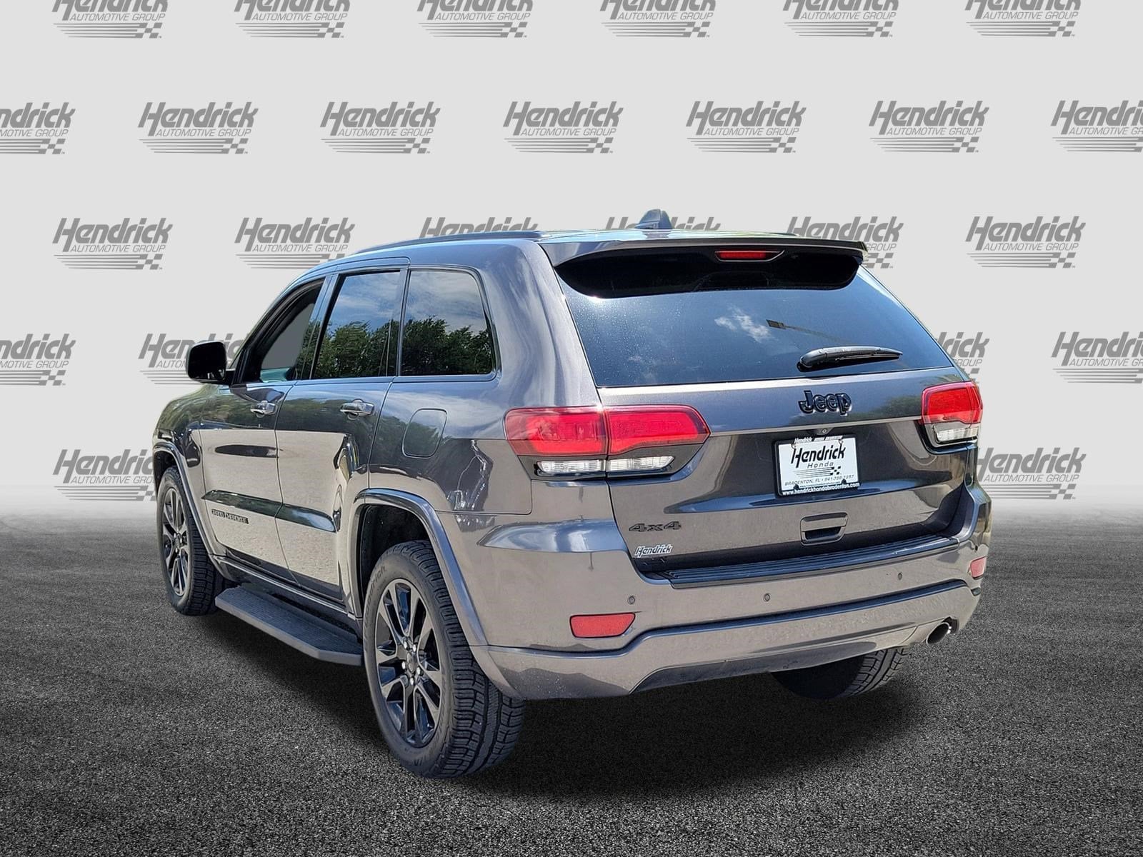 2017 Jeep Grand Cherokee Laredo 4x4 photo 3