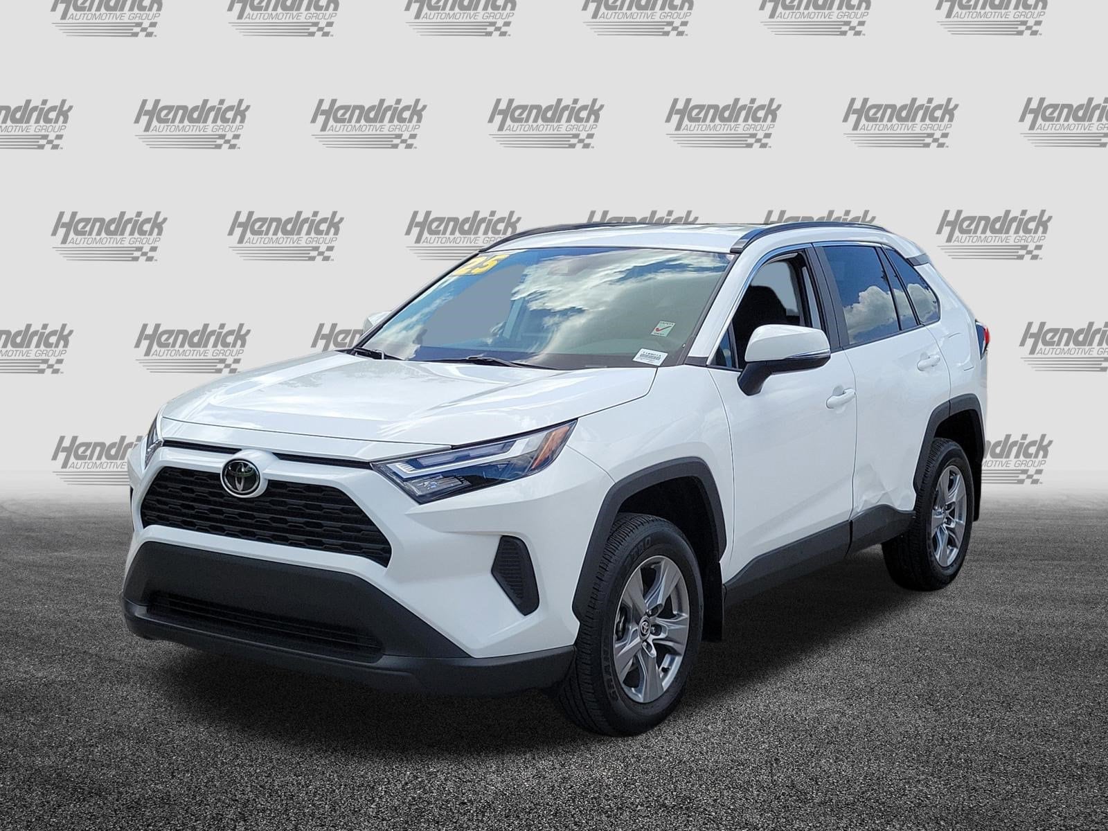 2025 Toyota RAV4 XLE photo 4