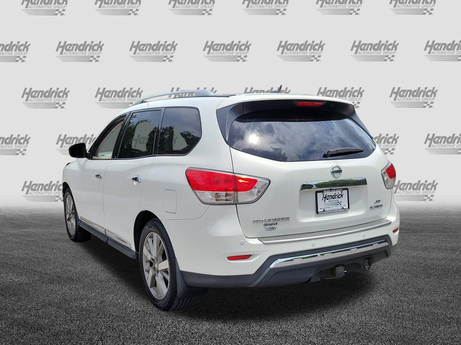 2014 Nissan Pathfinder Platinum photo 3