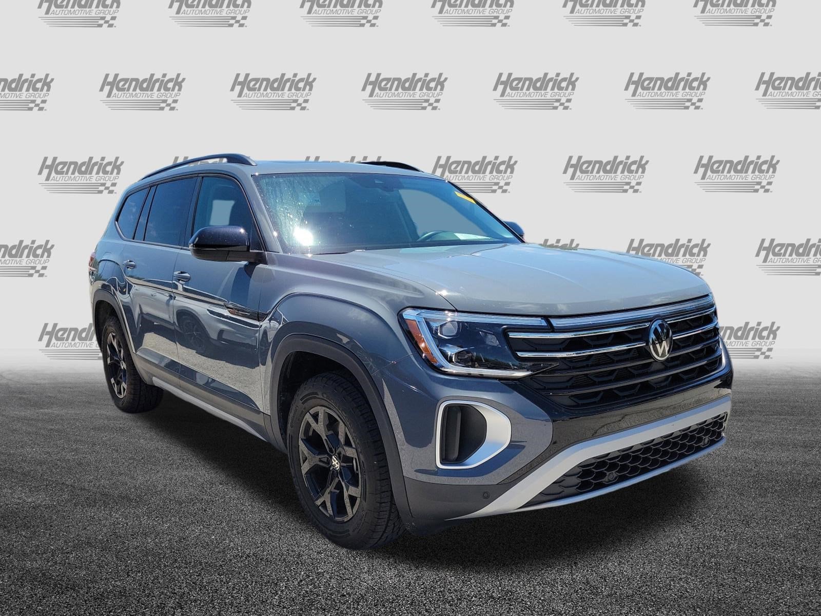2024 Volkswagen Atlas 2.0T Peak Edition SE w/Technology photo 2
