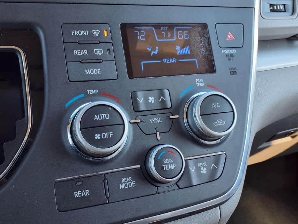 2015 Toyota Sienna LE 23