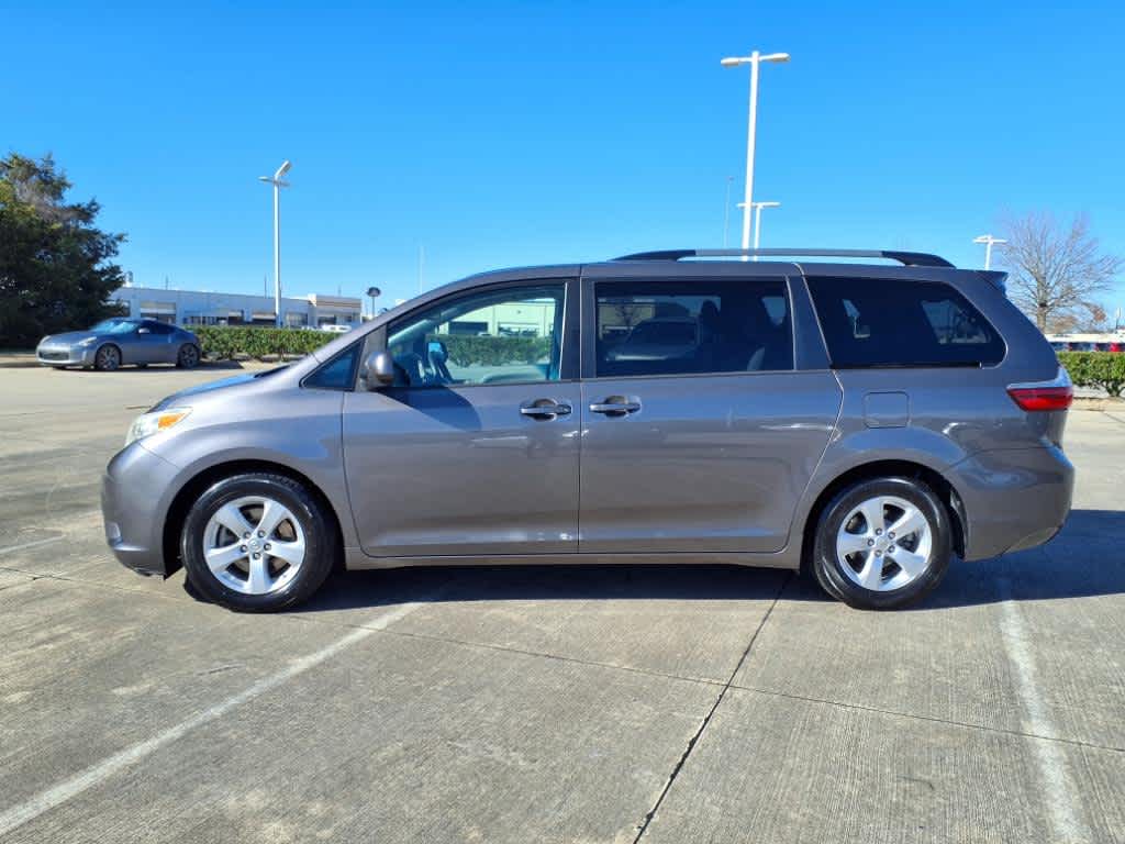 2015 Toyota Sienna LE 3
