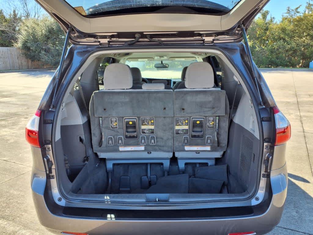 2015 Toyota Sienna LE 19