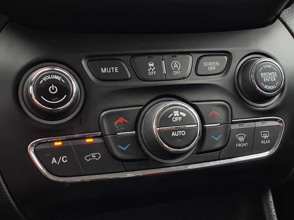 Thumbnail: 2020 Jeep Cherokee - 21