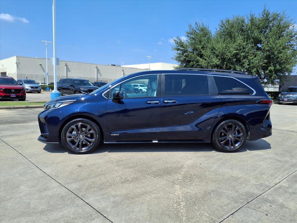 Thumbnail: 2021 Toyota Sienna - 3