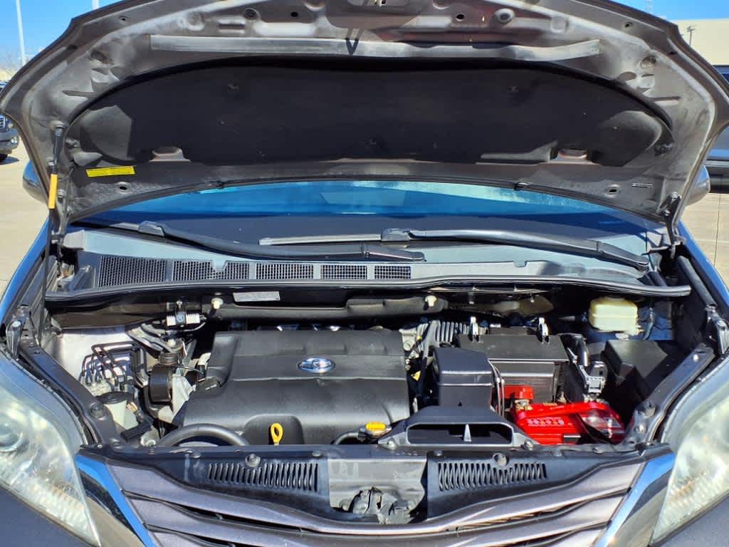 2015 Toyota Sienna LE 9