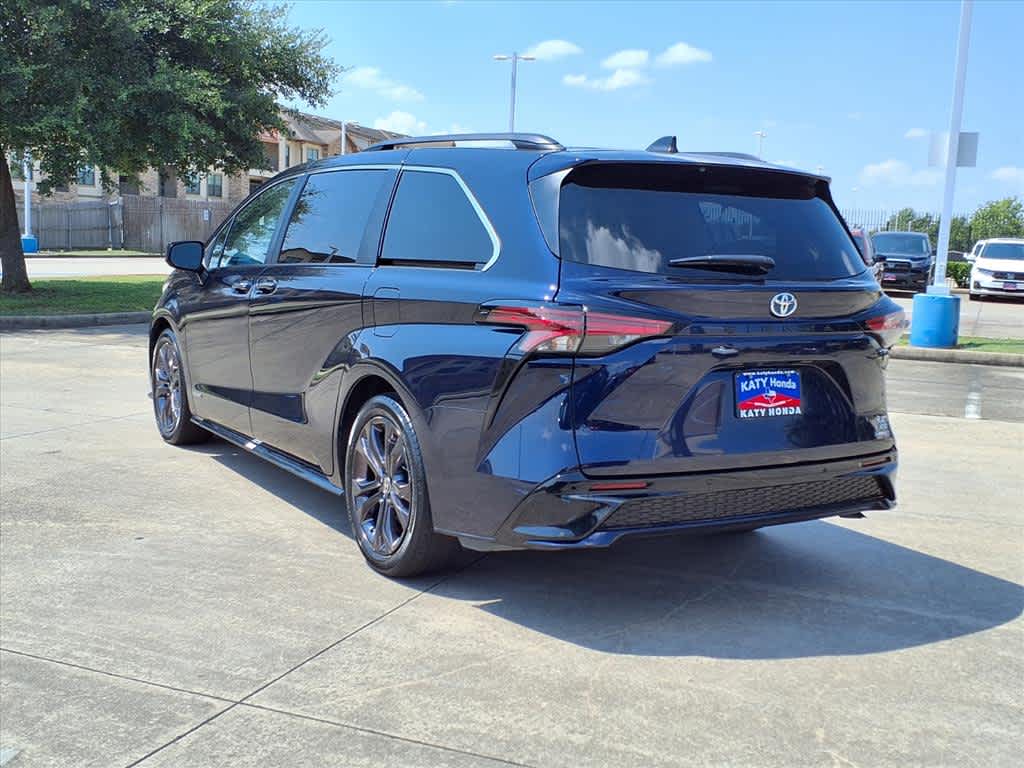 Thumbnail: 2021 Toyota Sienna - 4