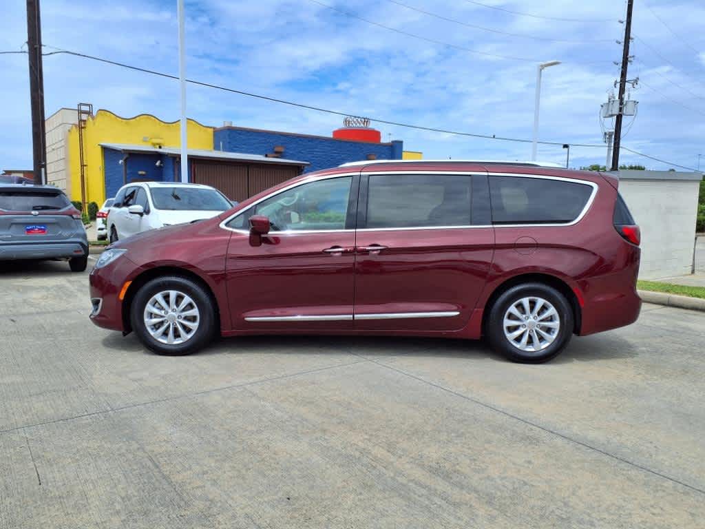 2019 Chrysler Pacifica Touring L photo 3