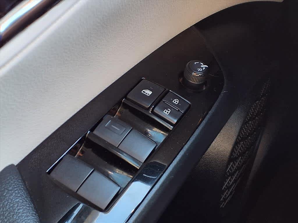 Thumbnail: 2022 Toyota Prius - 25