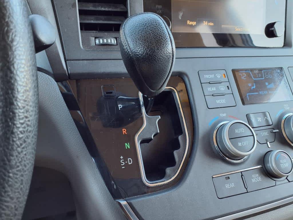 2015 Toyota Sienna LE 17