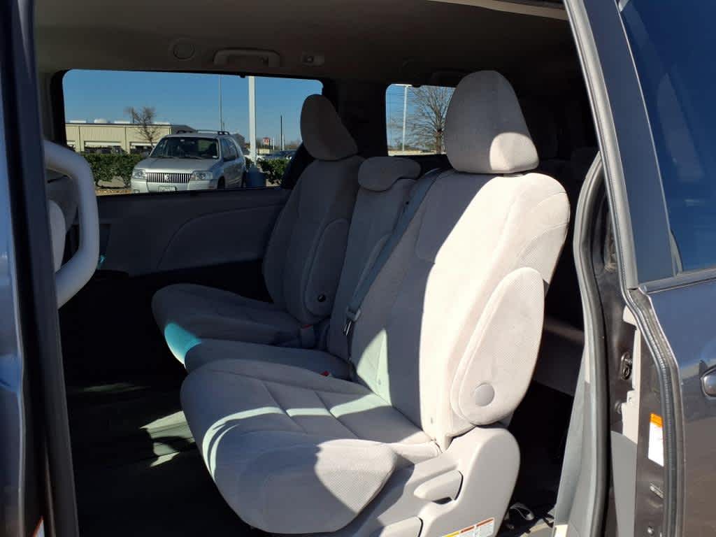 2015 Toyota Sienna LE 13