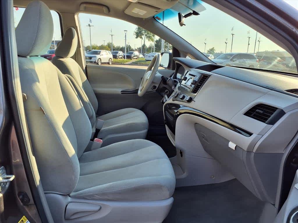 Thumbnail: 2013 Toyota Sienna - 14