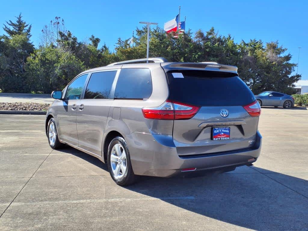2015 Toyota Sienna LE 4
