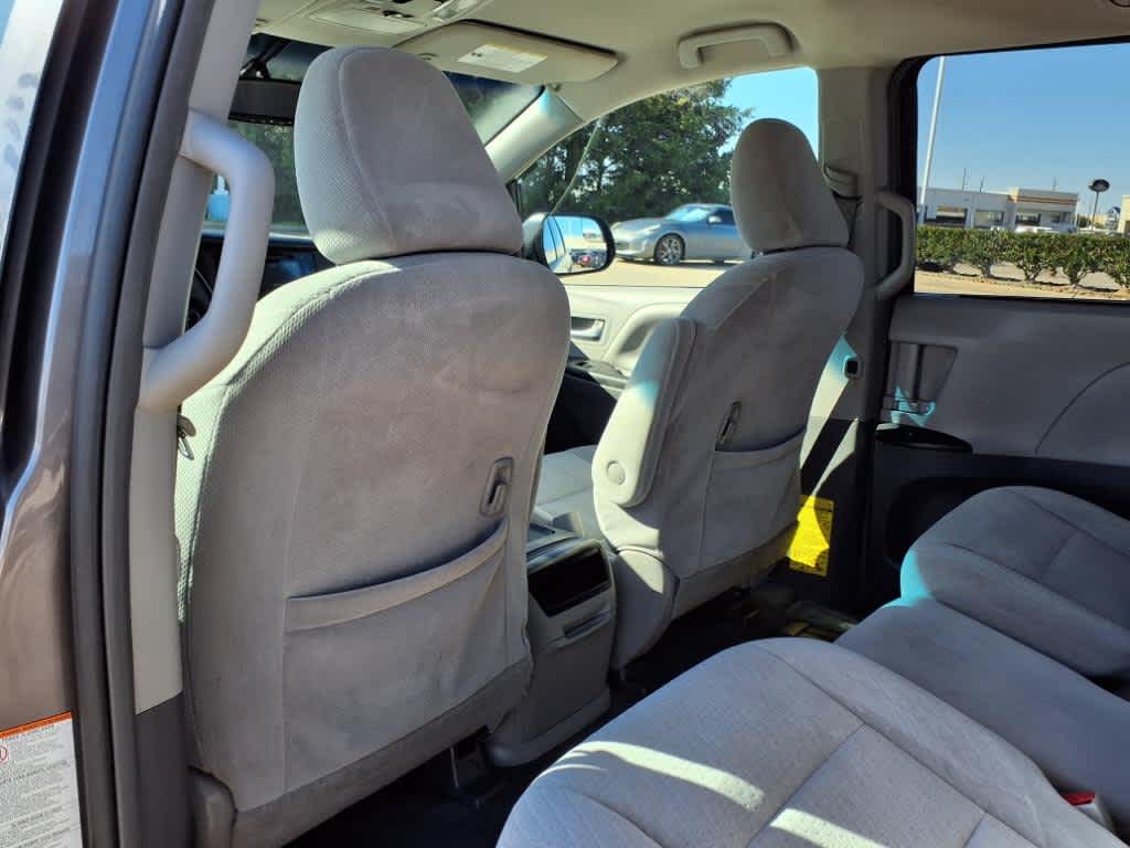 2015 Toyota Sienna LE 12
