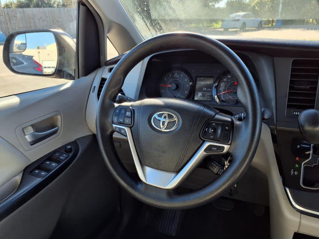 2015 Toyota Sienna LE 15