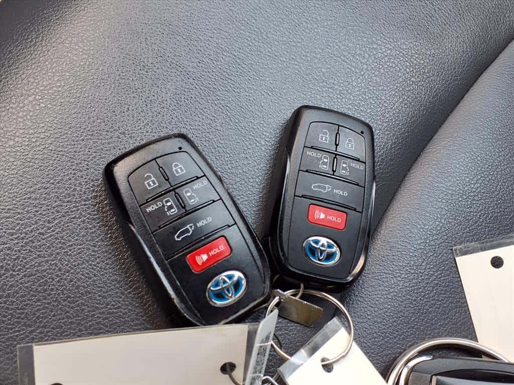 Thumbnail: 2021 Toyota Sienna - 20