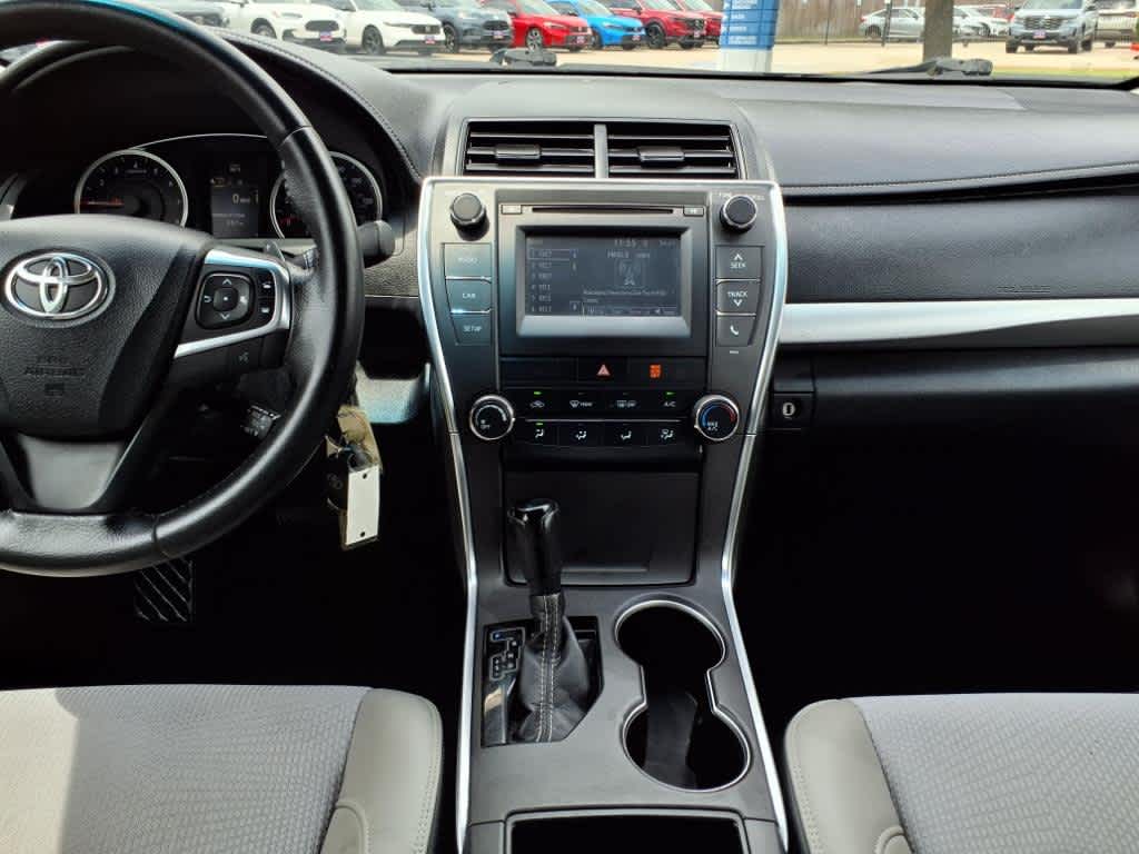 2017 Toyota Camry SE 16