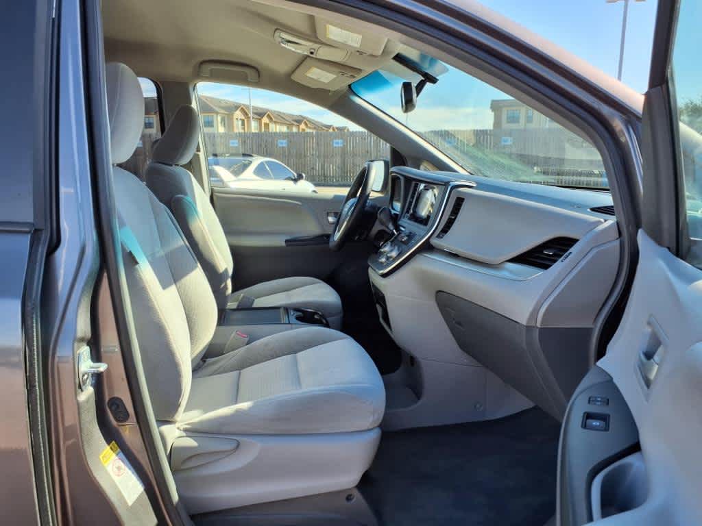 2015 Toyota Sienna LE 14