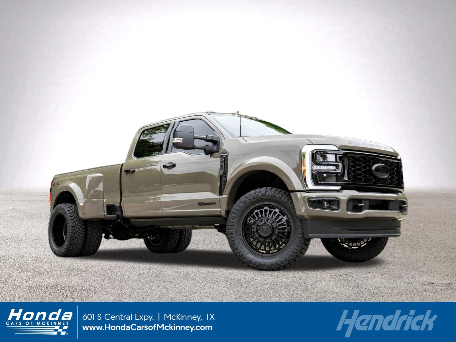 2026 Ford F-450 Platinum 4x4 Crew Cab 8' Box DRW's photo