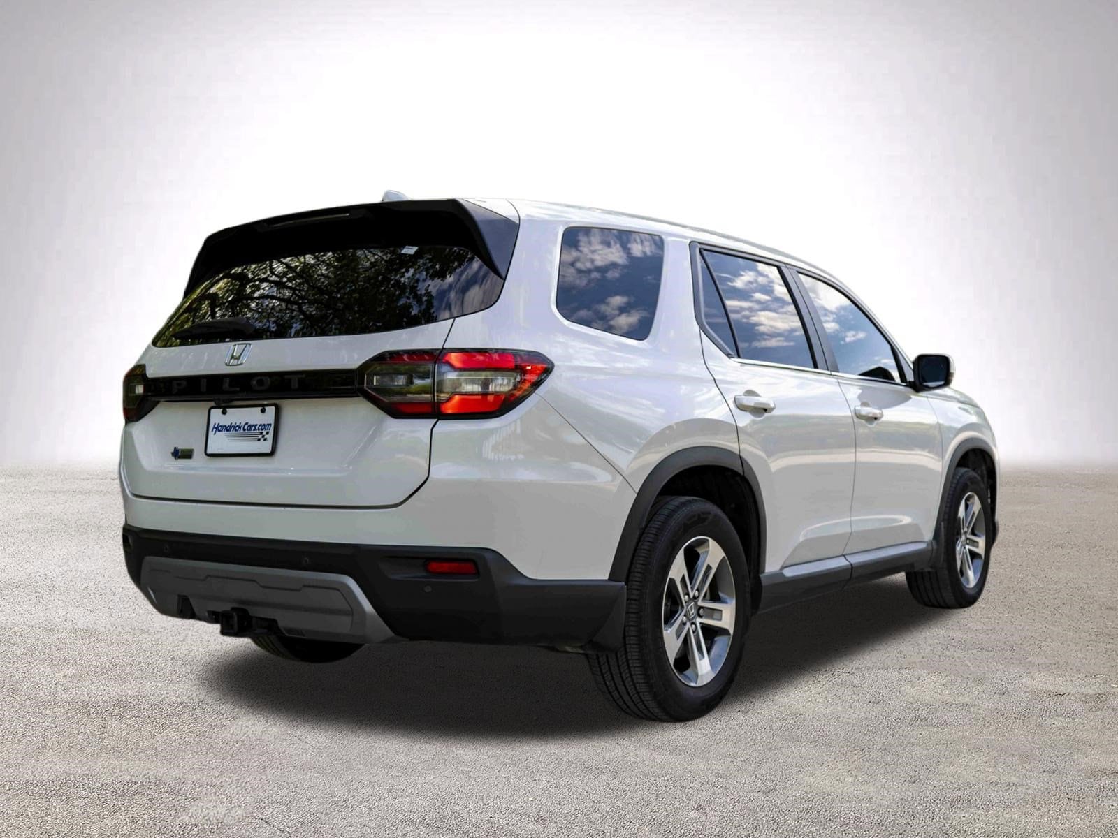 2023 Honda Pilot EX-L 8 Passenger photo 3