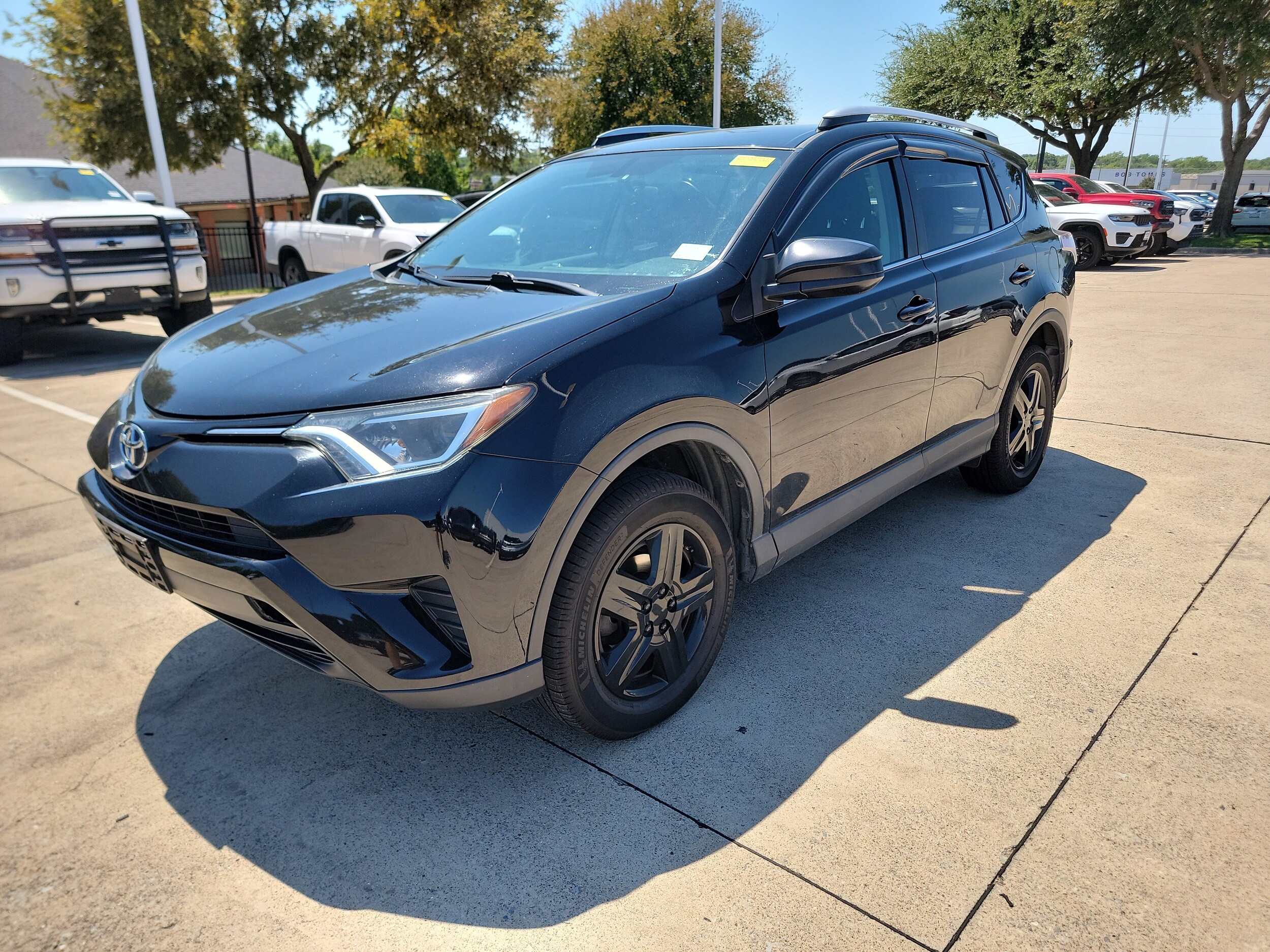 2016 Toyota RAV4 LE photo 2