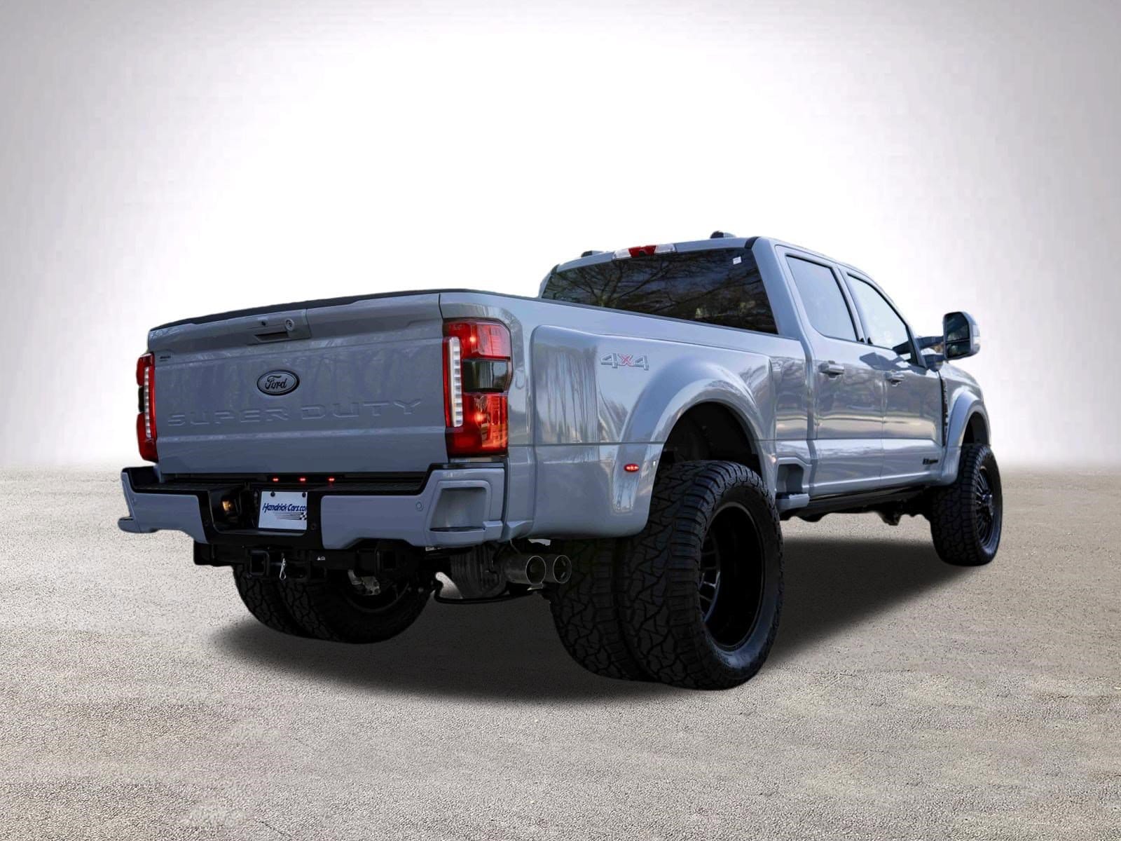 2026 Ford Super Duty F-450 DRW LARIAT photo 3