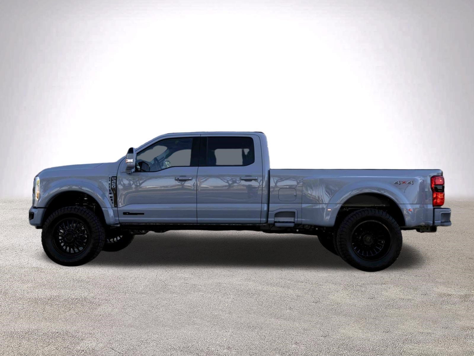 2026 Ford Super Duty F-450 DRW LARIAT photo 4