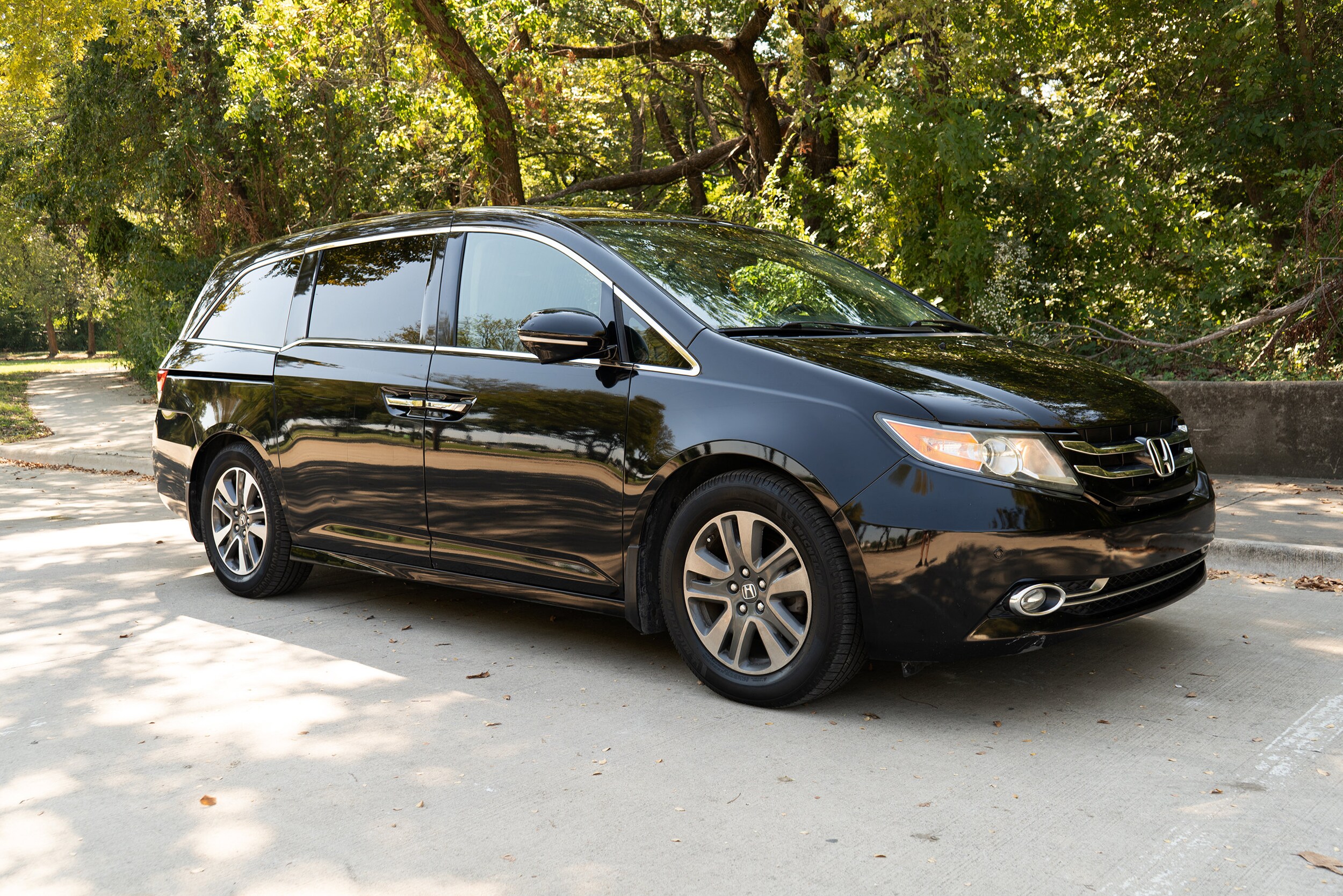 2015 Honda Odyssey Touring photo 2
