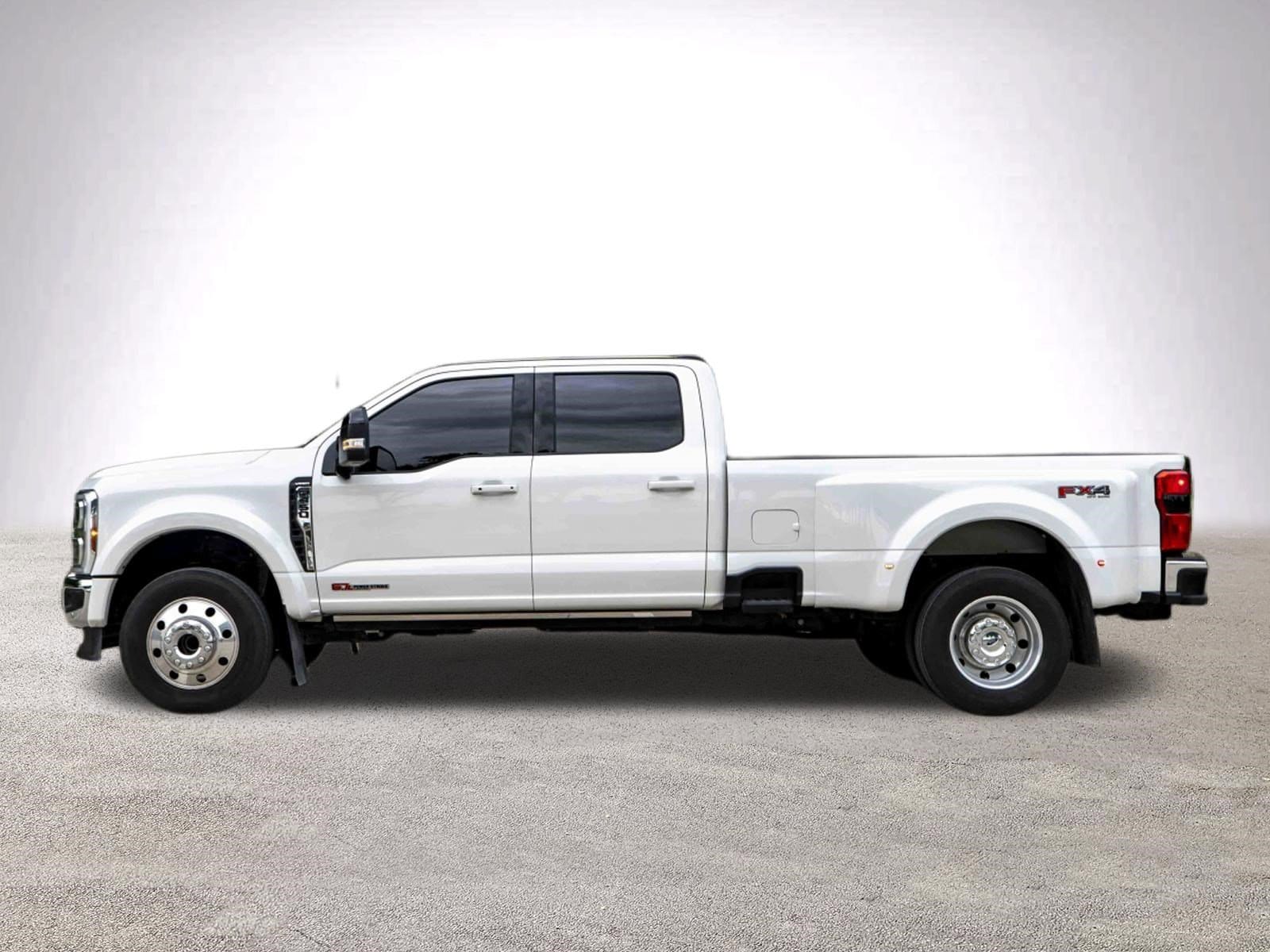 2025 Ford Super Duty F-450 DRW LARIAT photo 4