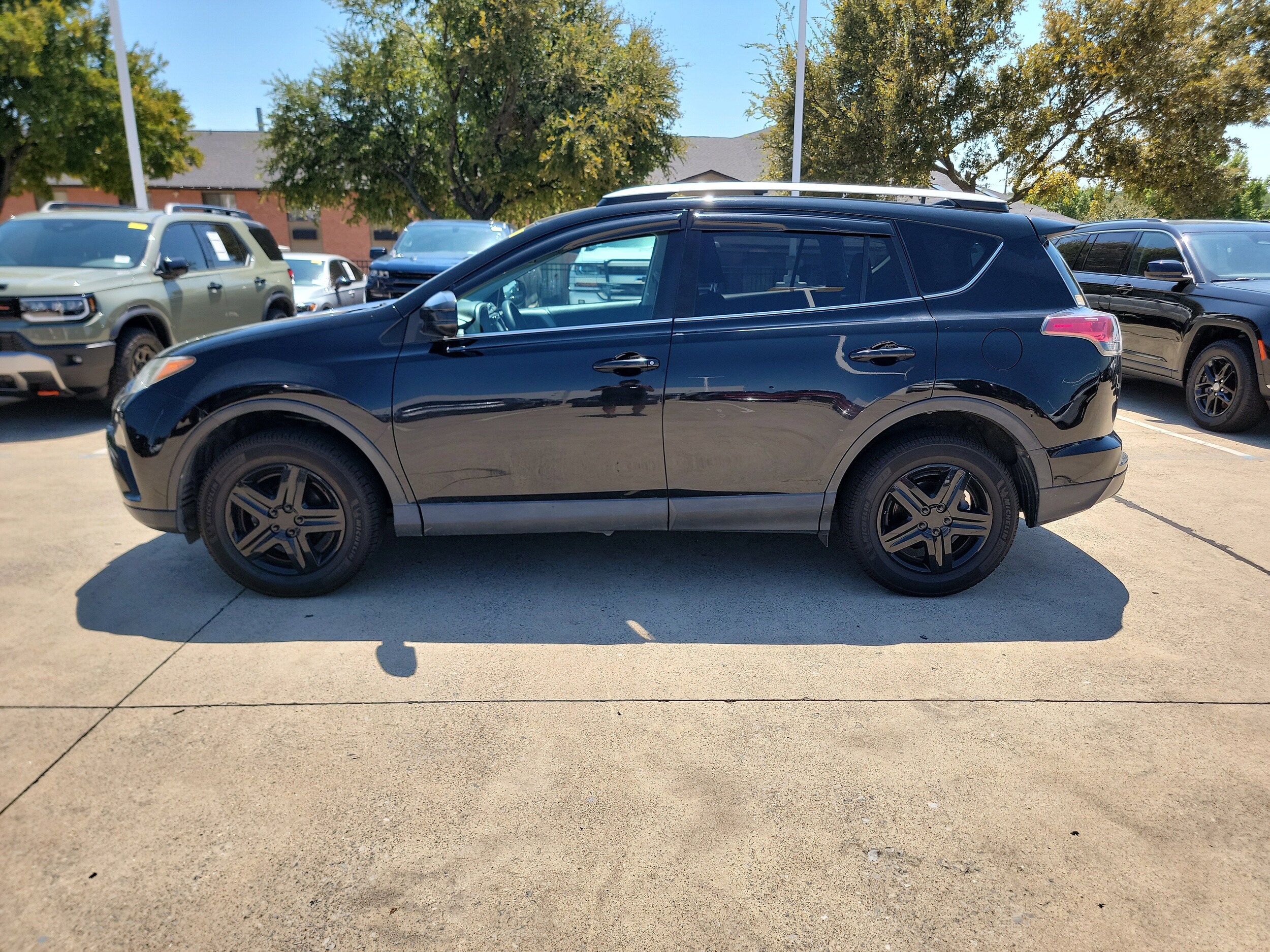 2016 Toyota RAV4 LE photo 3