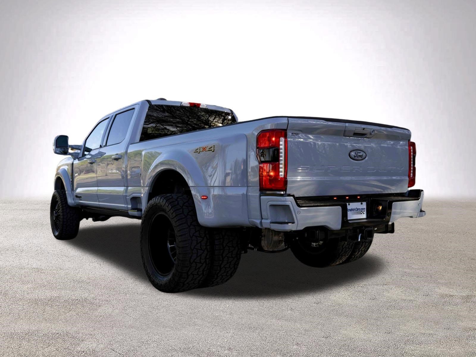 2026 Ford Super Duty F-450 DRW LARIAT photo 5