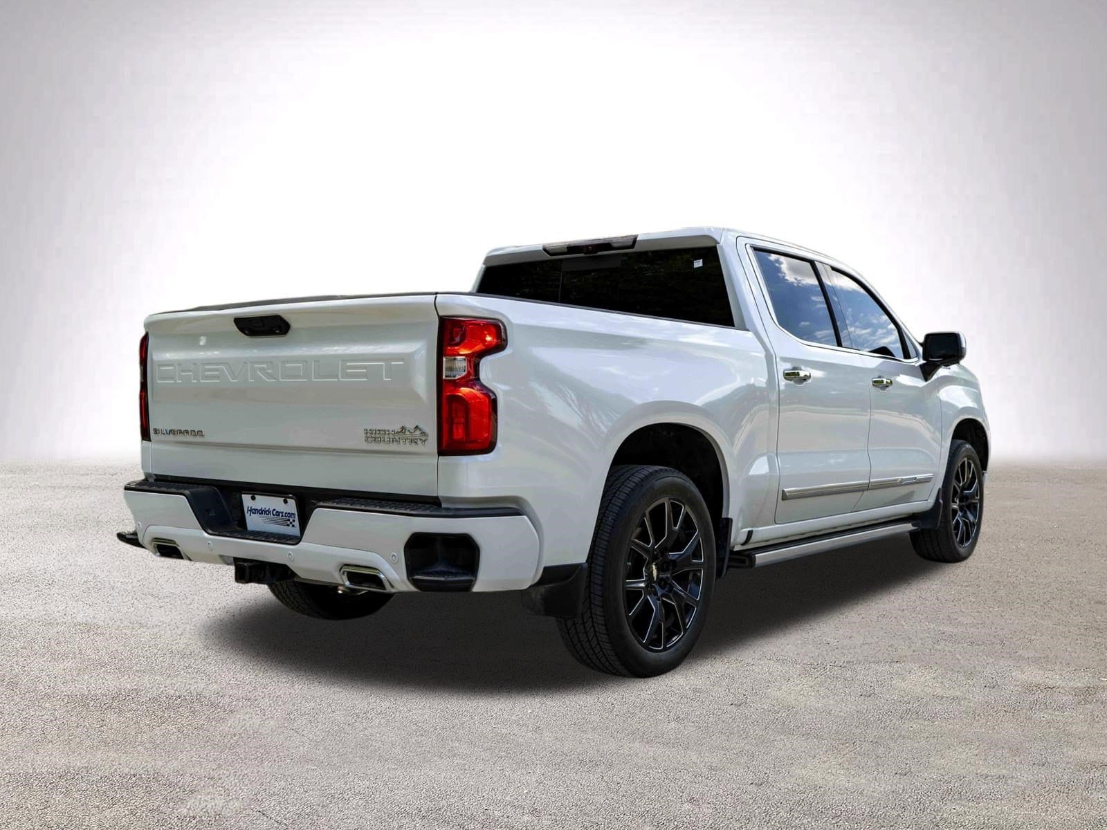 2023 Chevrolet Silverado 1500 High Country photo 3