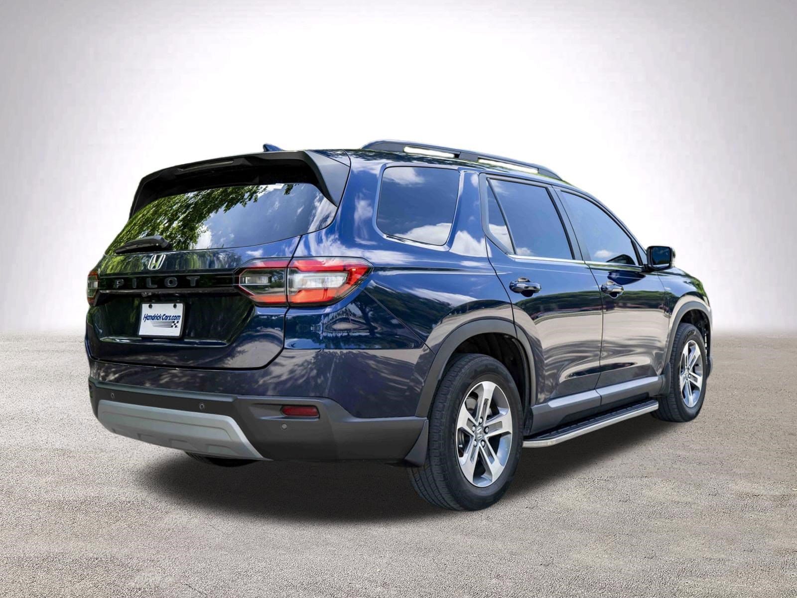 2024 Honda Pilot EX-L 8 Passenger photo 3