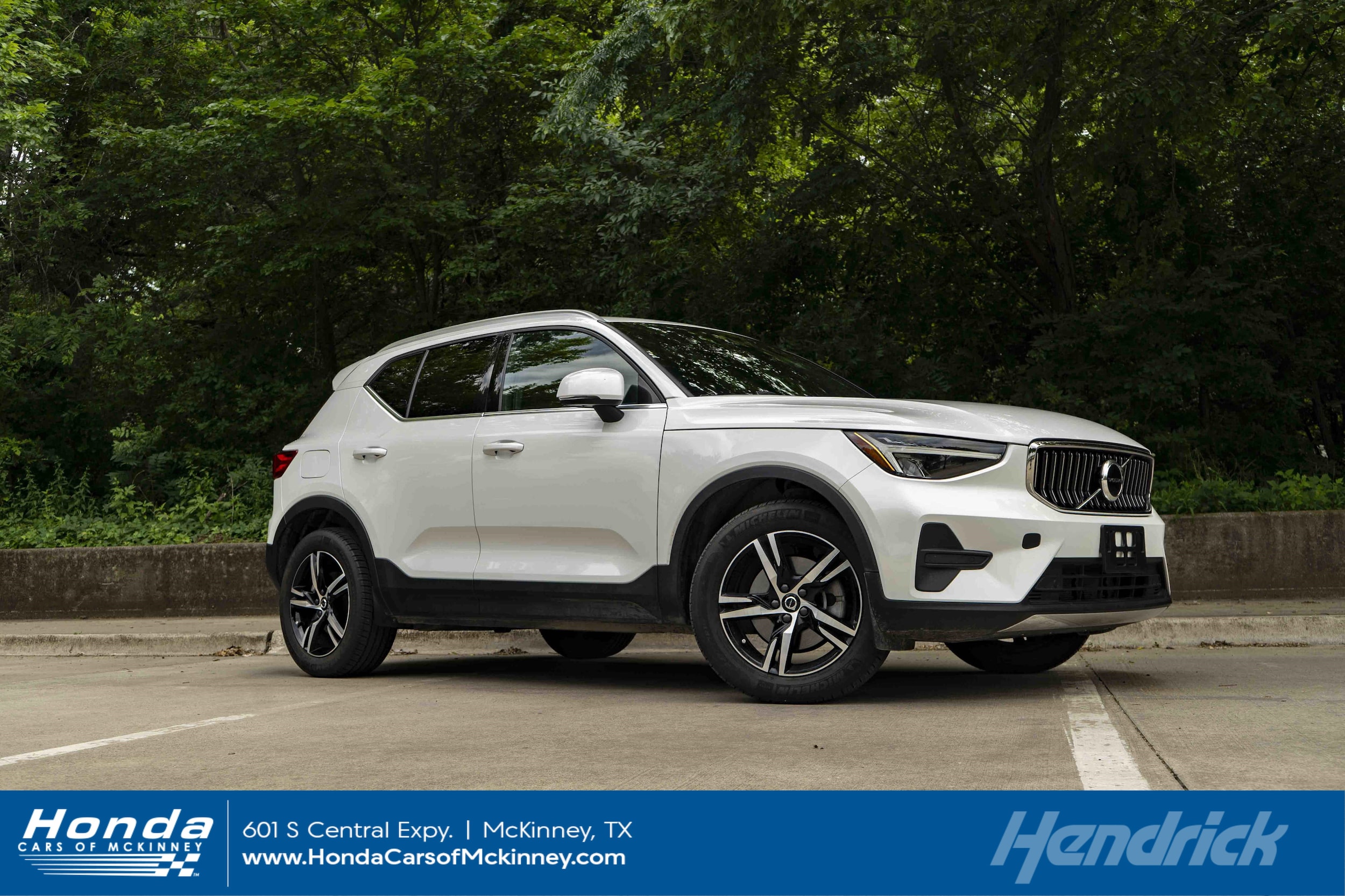 2025 Volvo XC40 B5 Core Bright AWD's photo