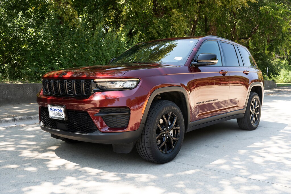 Used 2024 Jeep Grand Cherokee Altitude SUV
