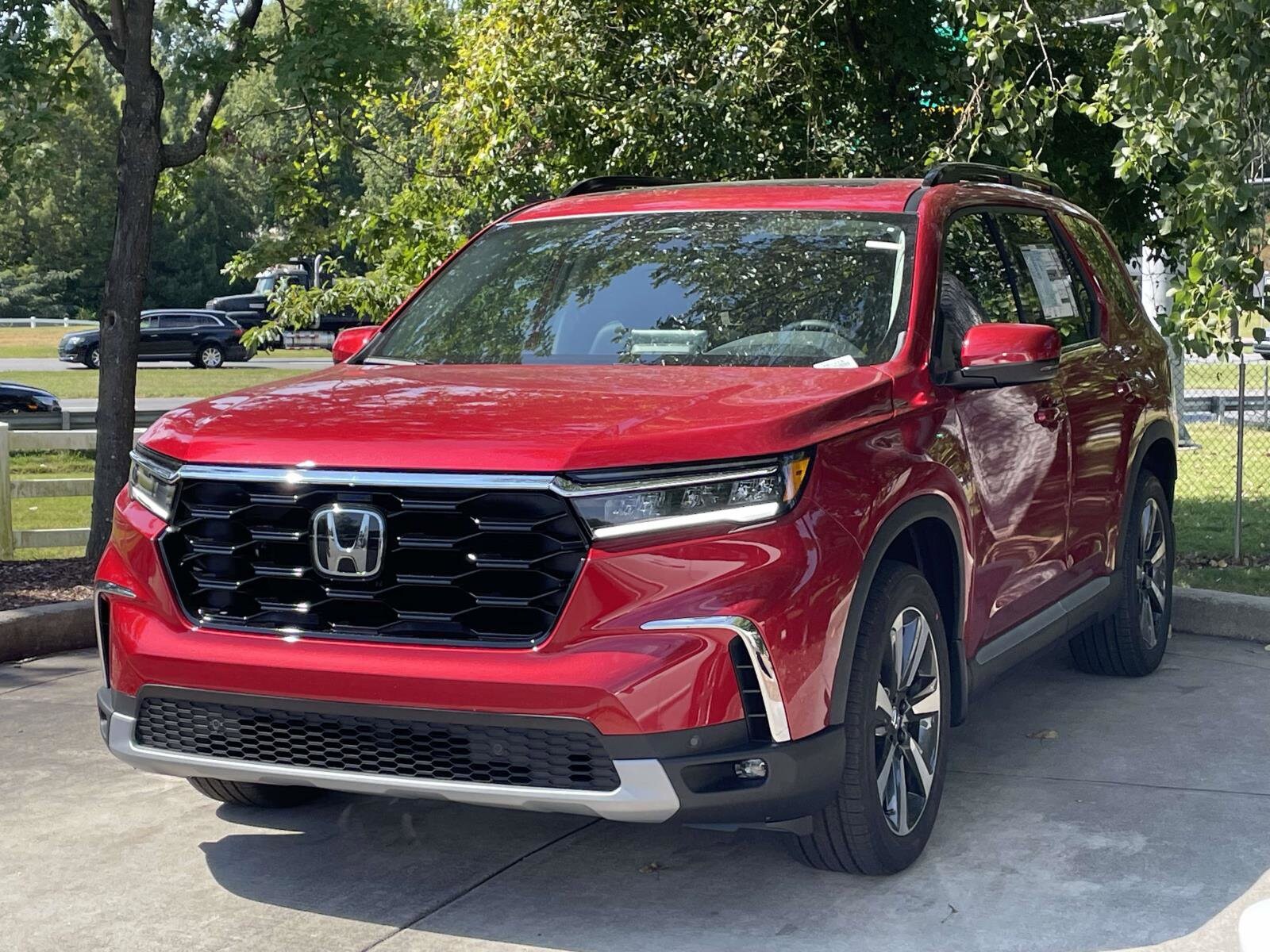 2025 Honda Pilot Touring photo 2