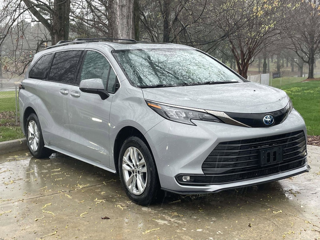 Used 2022 Toyota Sienna XLE Woodland Edition Minivan