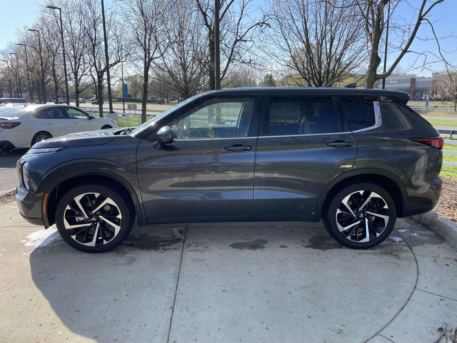 2024 Mitsubishi Outlander SE photo 3