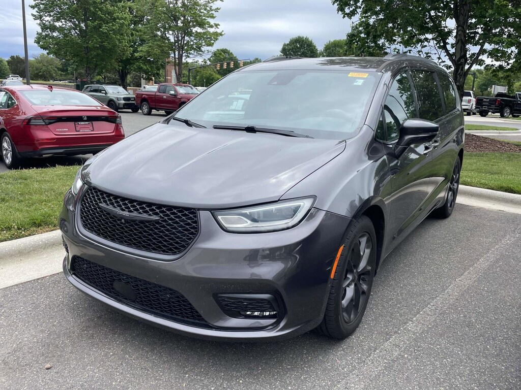 Used 2021 Chrysler Pacifica Touring L Minivan