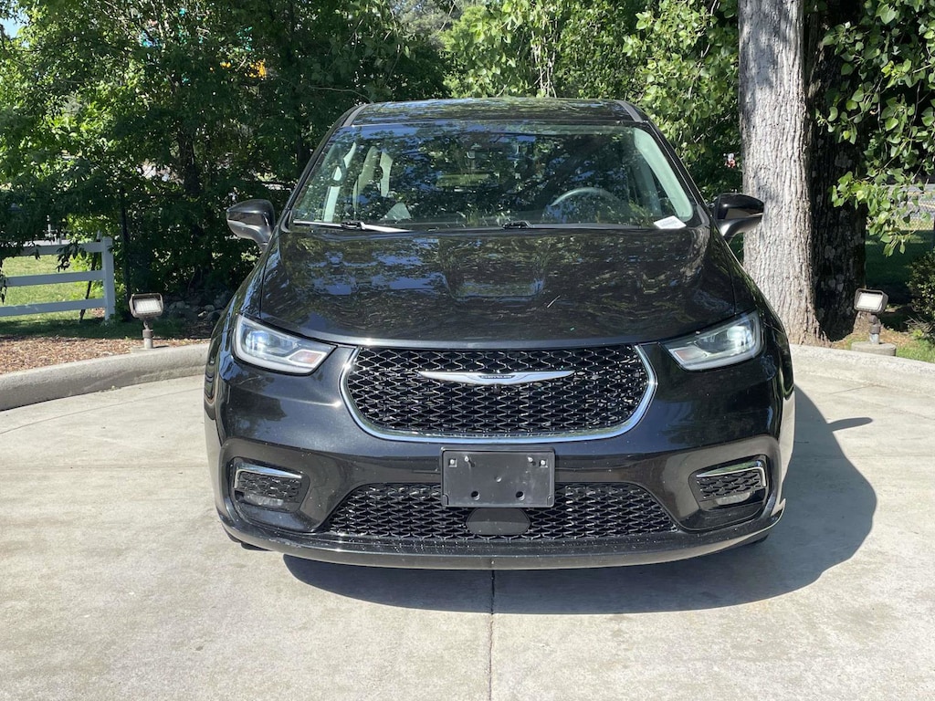 Used 2023 Chrysler Pacifica Touring L Minivan